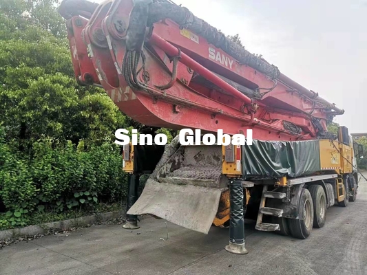 Camión usado rojo de la bomba concreta con la sección los 56m/6 del chasis de Volve