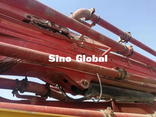 Camión usado rojo de la bomba concreta con la sección los 56m/6 del chasis de Volve